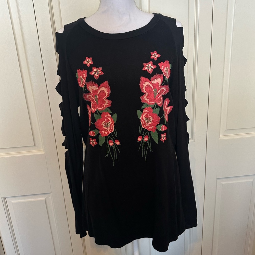 Super cute top! 🌺 Look at the sleeve detail!